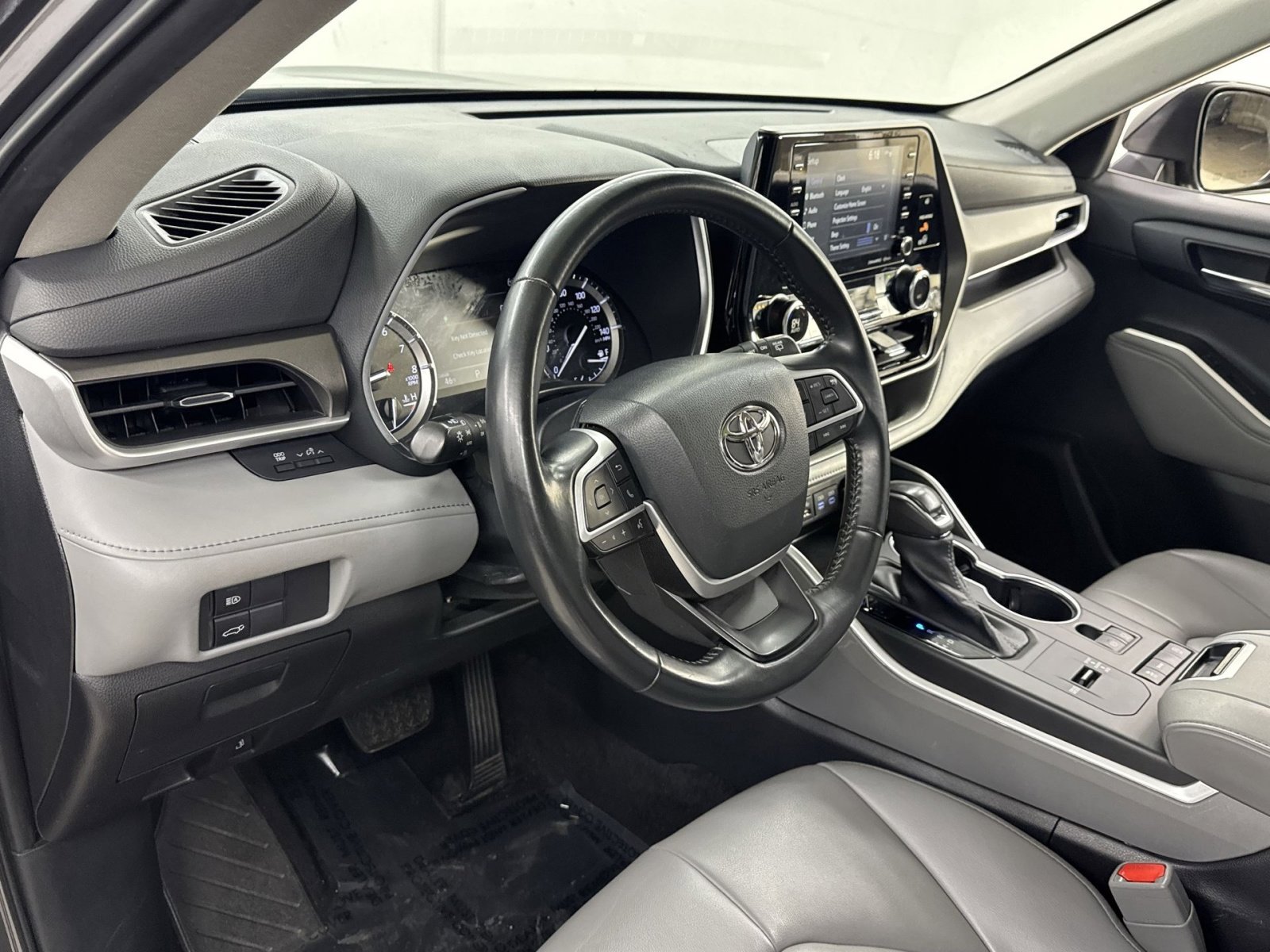 Used 2022 Toyota Highlander XLE FWD image 16