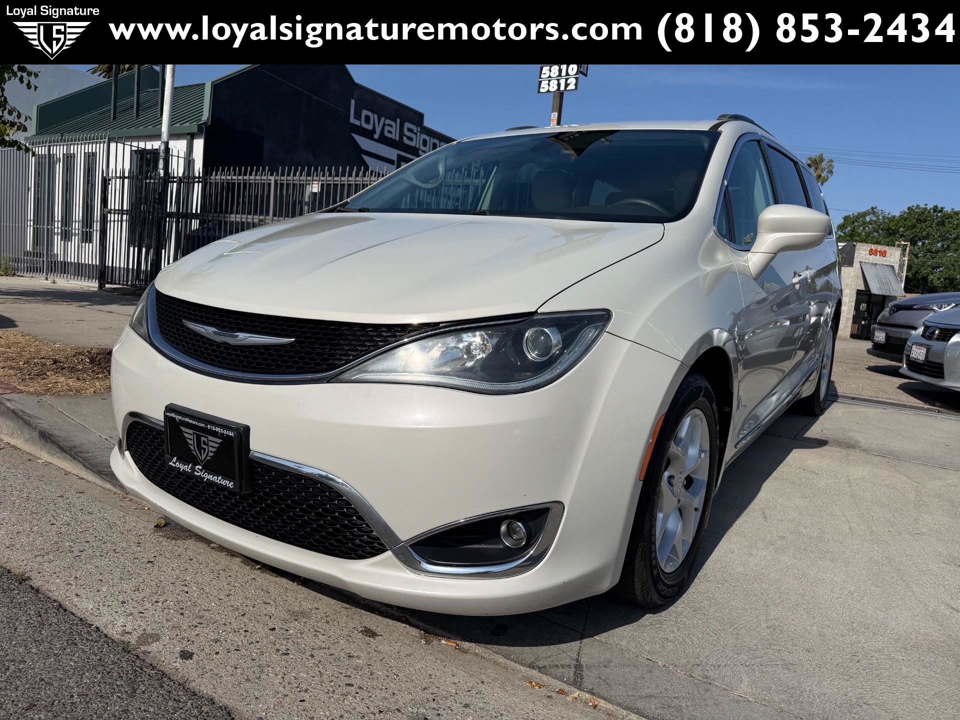 Used 2017 Chrysler Pacifica Touring-L w/ Tire & Wheel Group FWD image 3