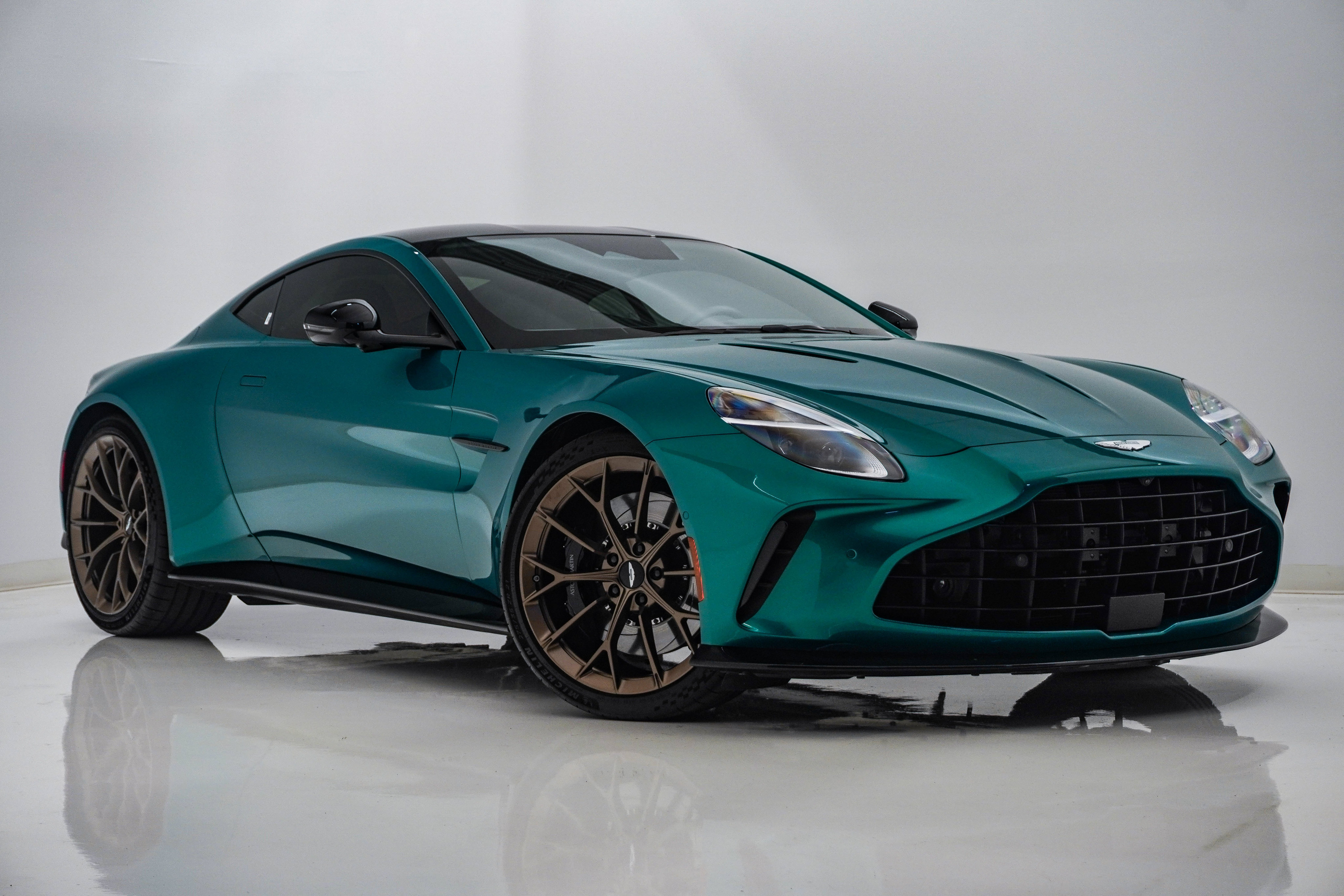 Used 2025 Aston Martin V8 Vantage Coupe RWD image 1