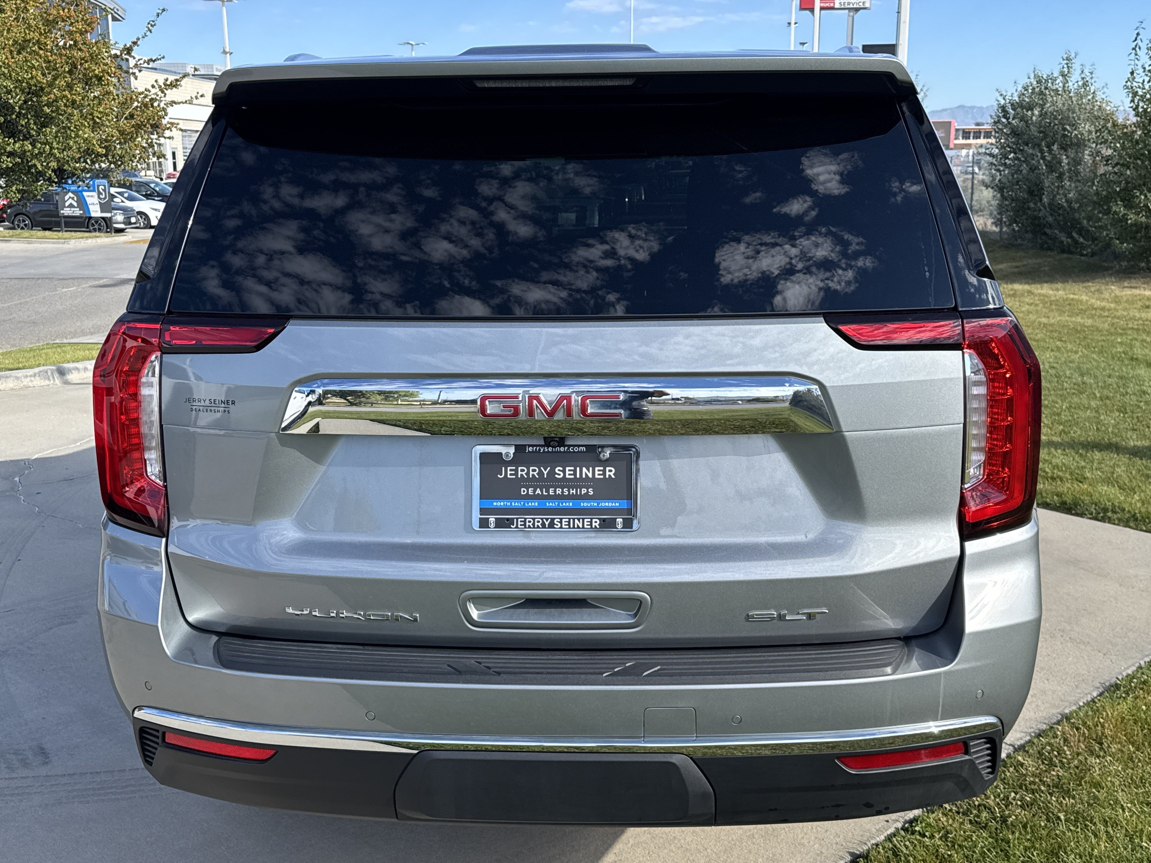 Used 2023 GMC Yukon XL SLT w/ SLT Premium Package AWD/4WD image 4