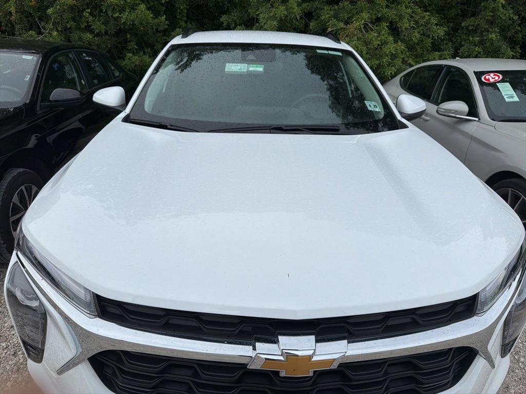 Used 2025 Chevrolet Trax LT w/ LT Convenience Package FWD image 6