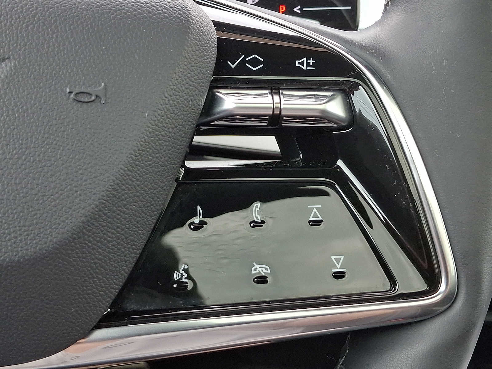 Certified 2025 Cadillac Optiq Sport 2 w/ LPO, Floor Liner Package AWD/4WD image 27
