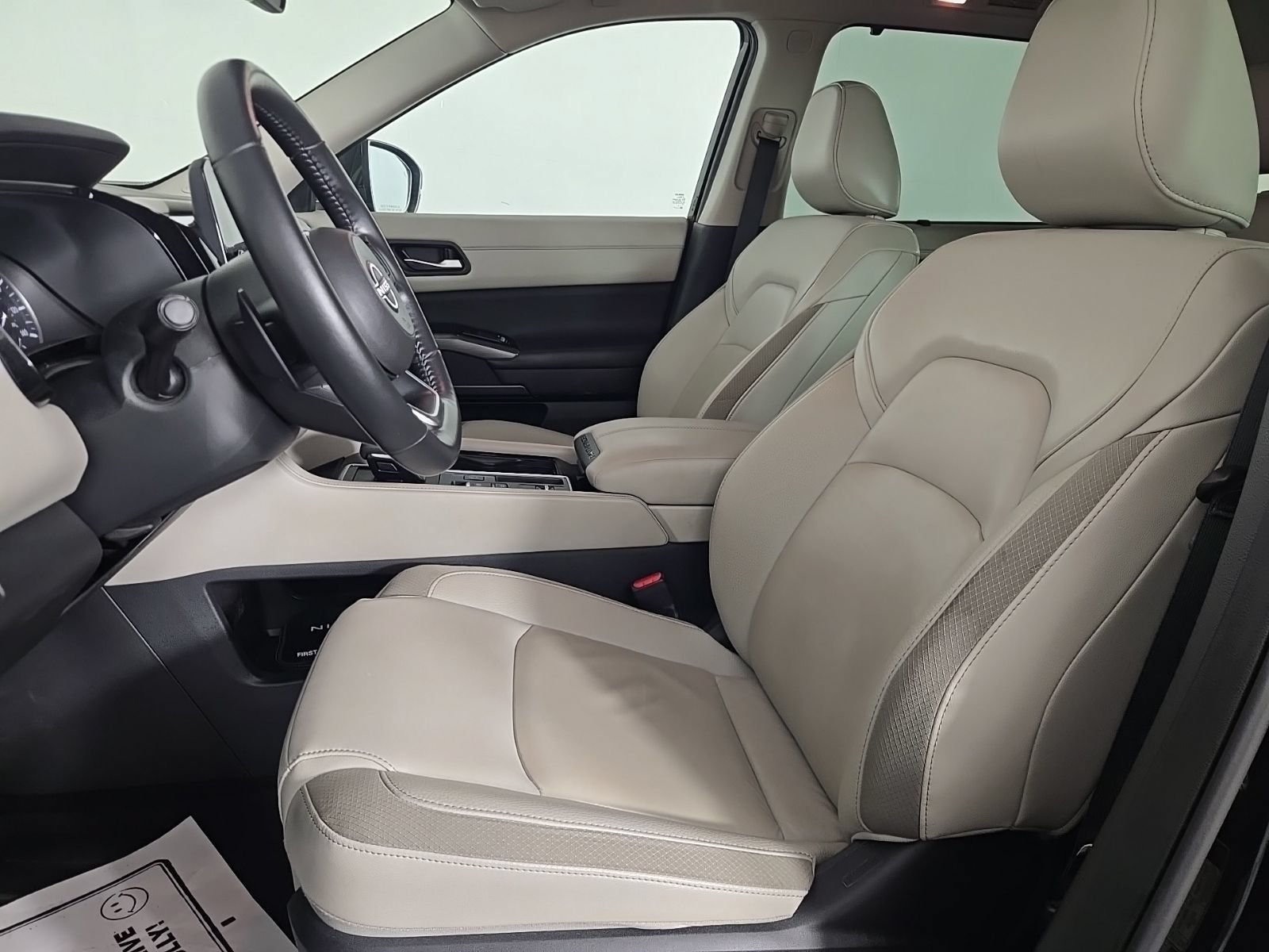 Used 2025 Nissan Pathfinder SL w/ SL Premium Package FWD image 8
