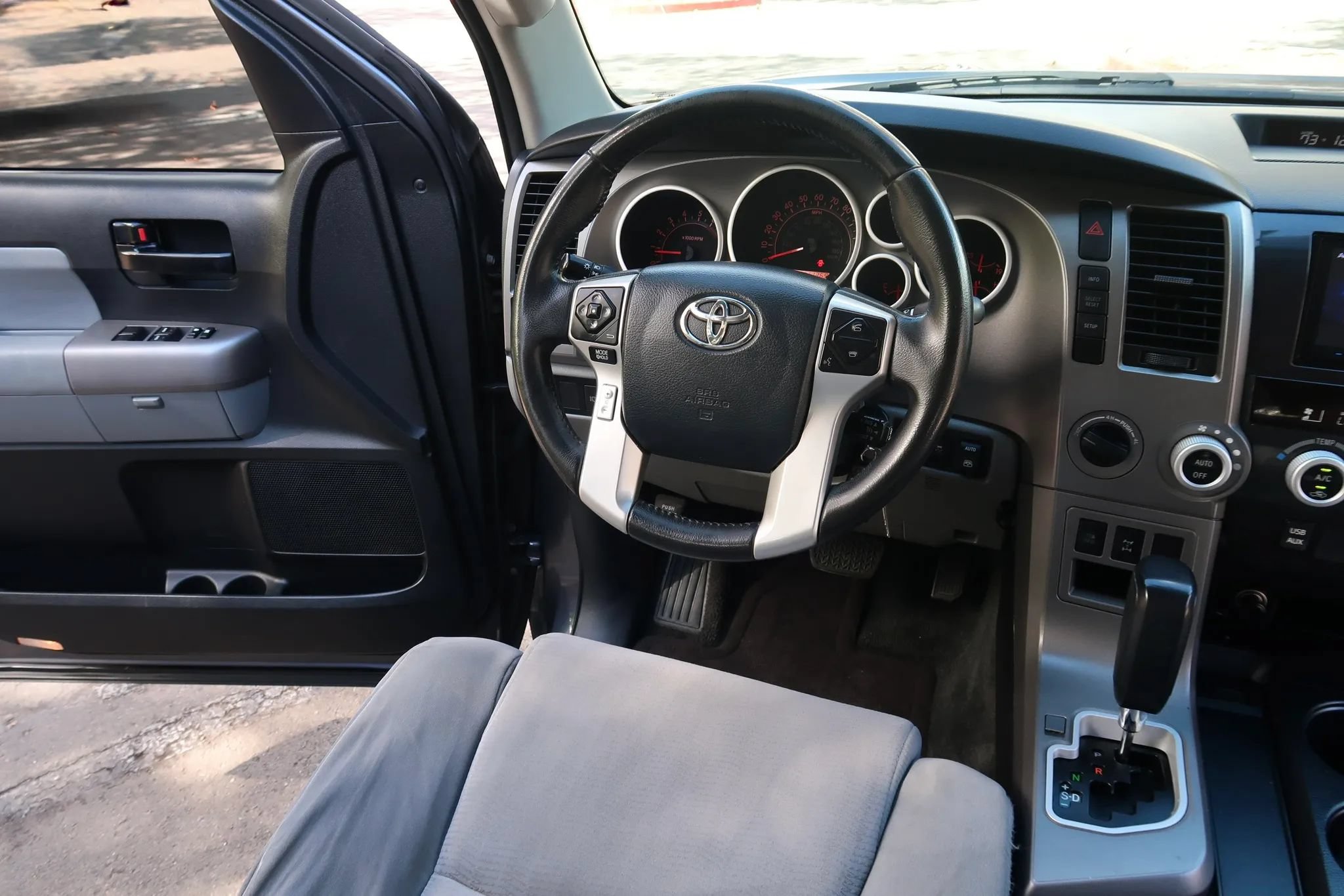 Used 2014 Toyota Sequoia SR5 AWD/4WD image 27