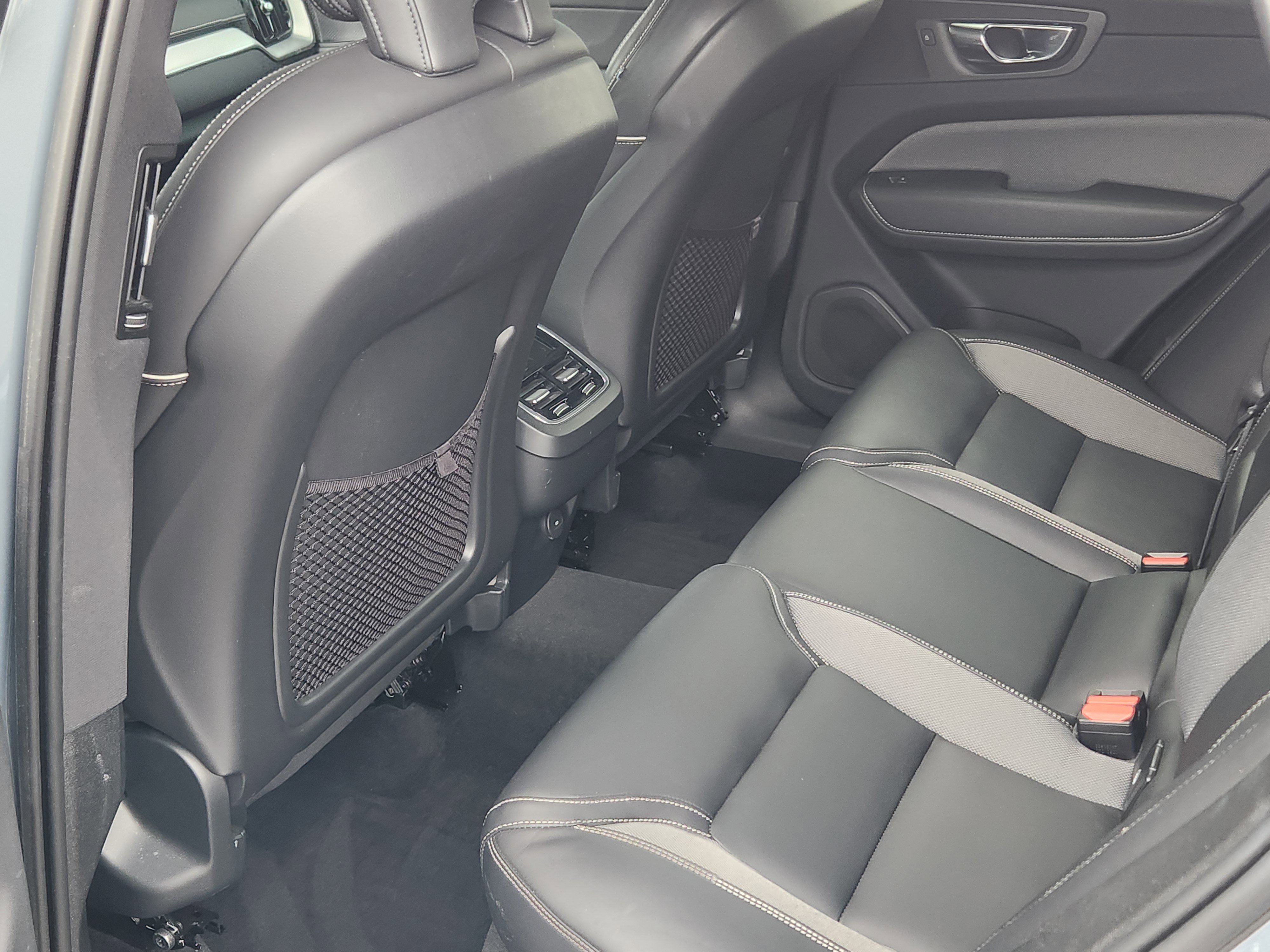 Used 2022 Volvo XC60 B5 R-Design AWD/4WD image 15