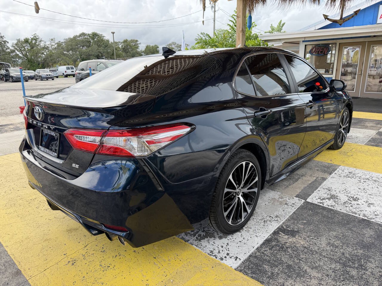 Used 2020 Toyota Camry SE FWD image 5