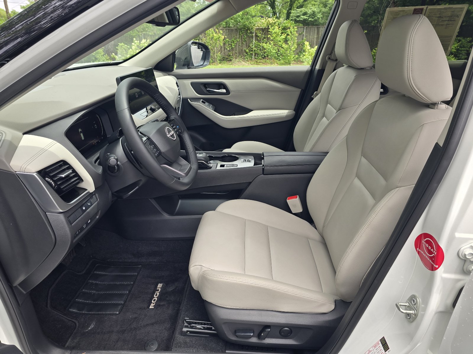 Certified 2025 Nissan Rogue SL w/ Tech Package FWD image 12