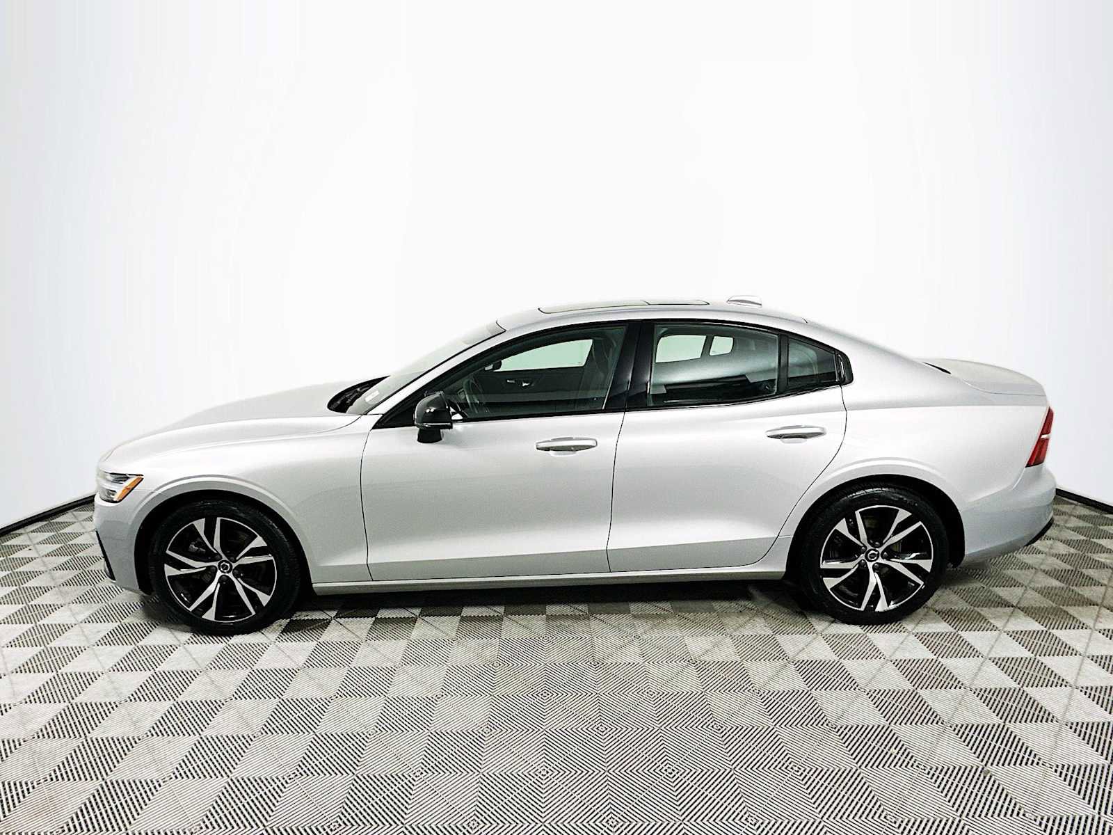 Used 2025 Volvo S60 B5 Core image 4