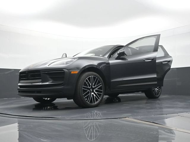 Certified 2025 Porsche Macan AWD/4WD image 31