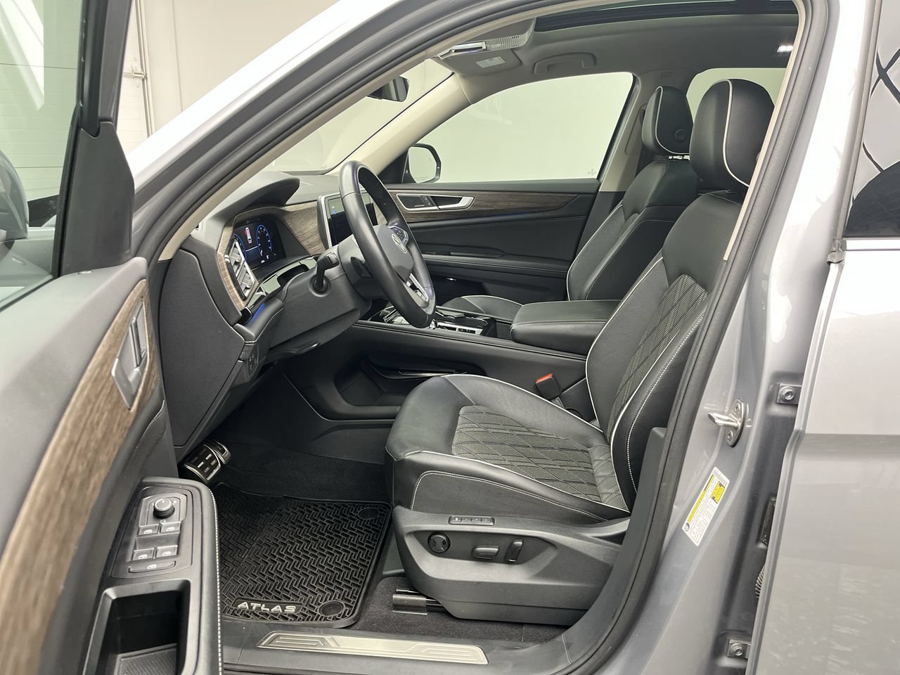 Used 2024 Volkswagen Atlas SEL Premium R-Line AWD/4WD image 3