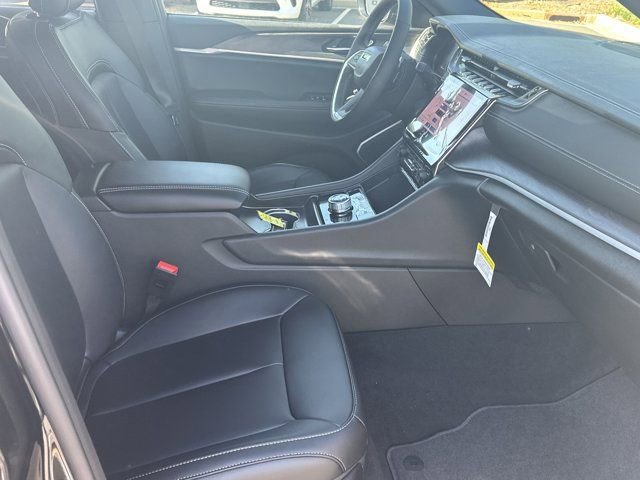 New 2025 Jeep Grand Cherokee Limited w/ Black Appearance Package image 13
