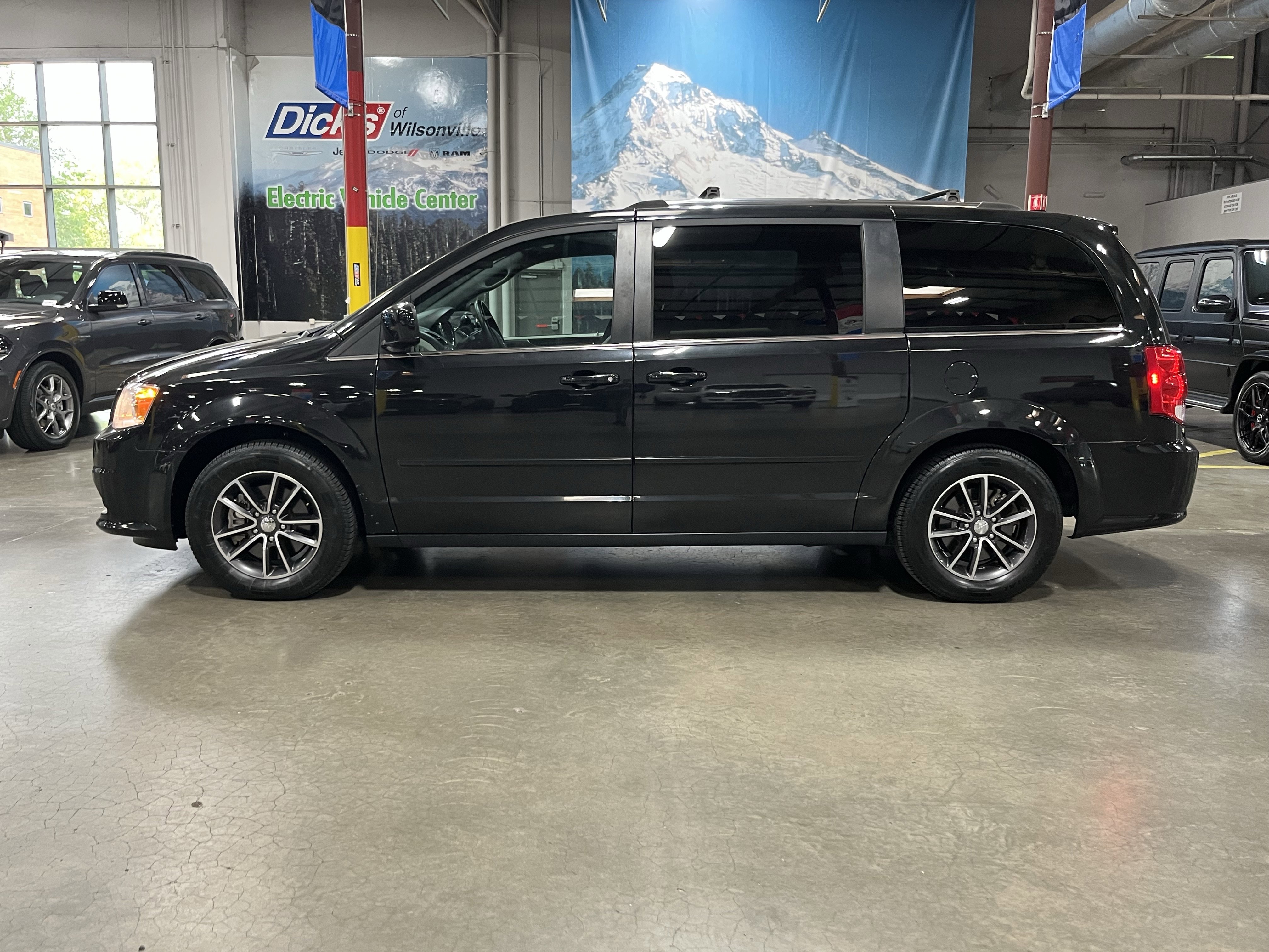Used 2017 Dodge Grand Caravan SXT FWD image 2
