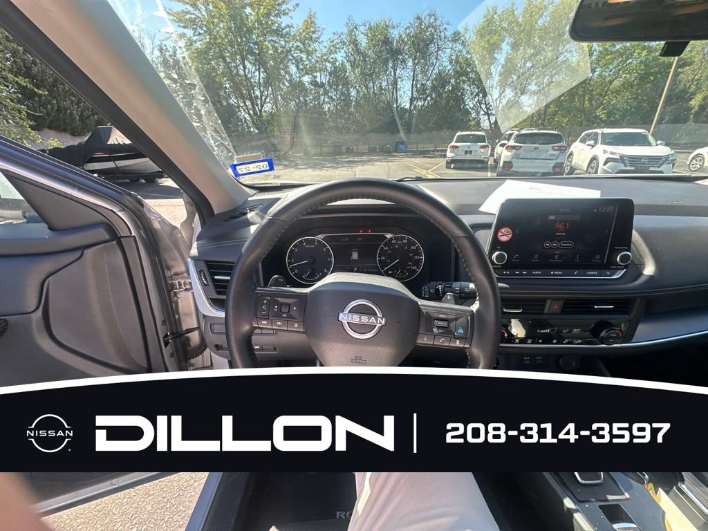 Used 2025 Nissan Rogue SV AWD/4WD image 3