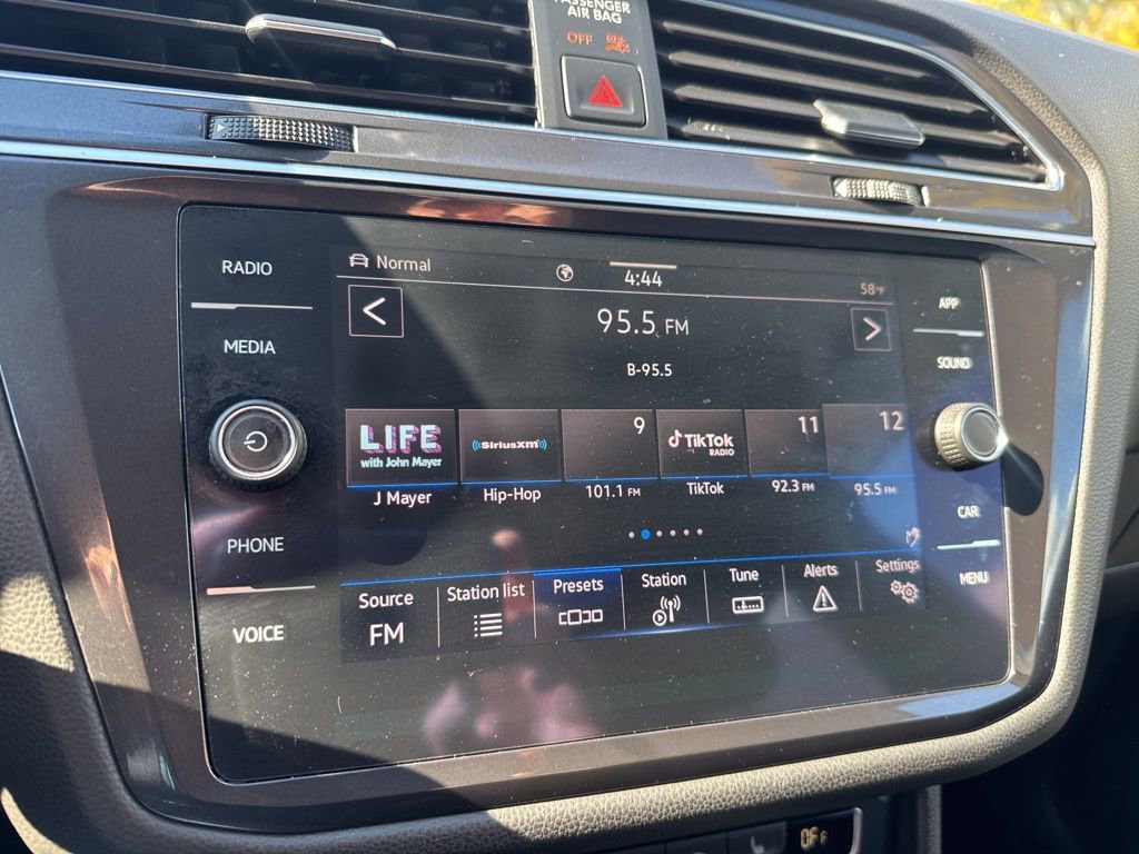 Used 2021 Volkswagen Tiguan SE image 33