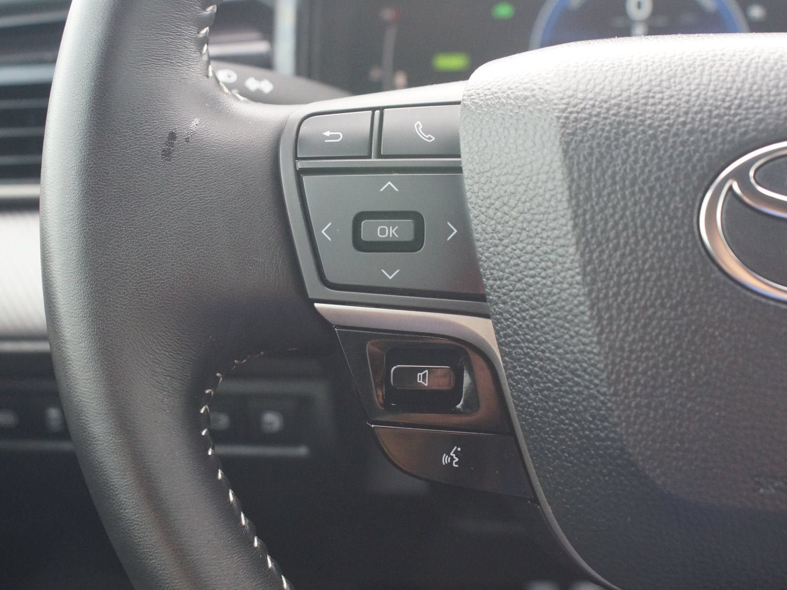 Used 2025 Toyota Camry SE w/ Convenience Package FWD image 9