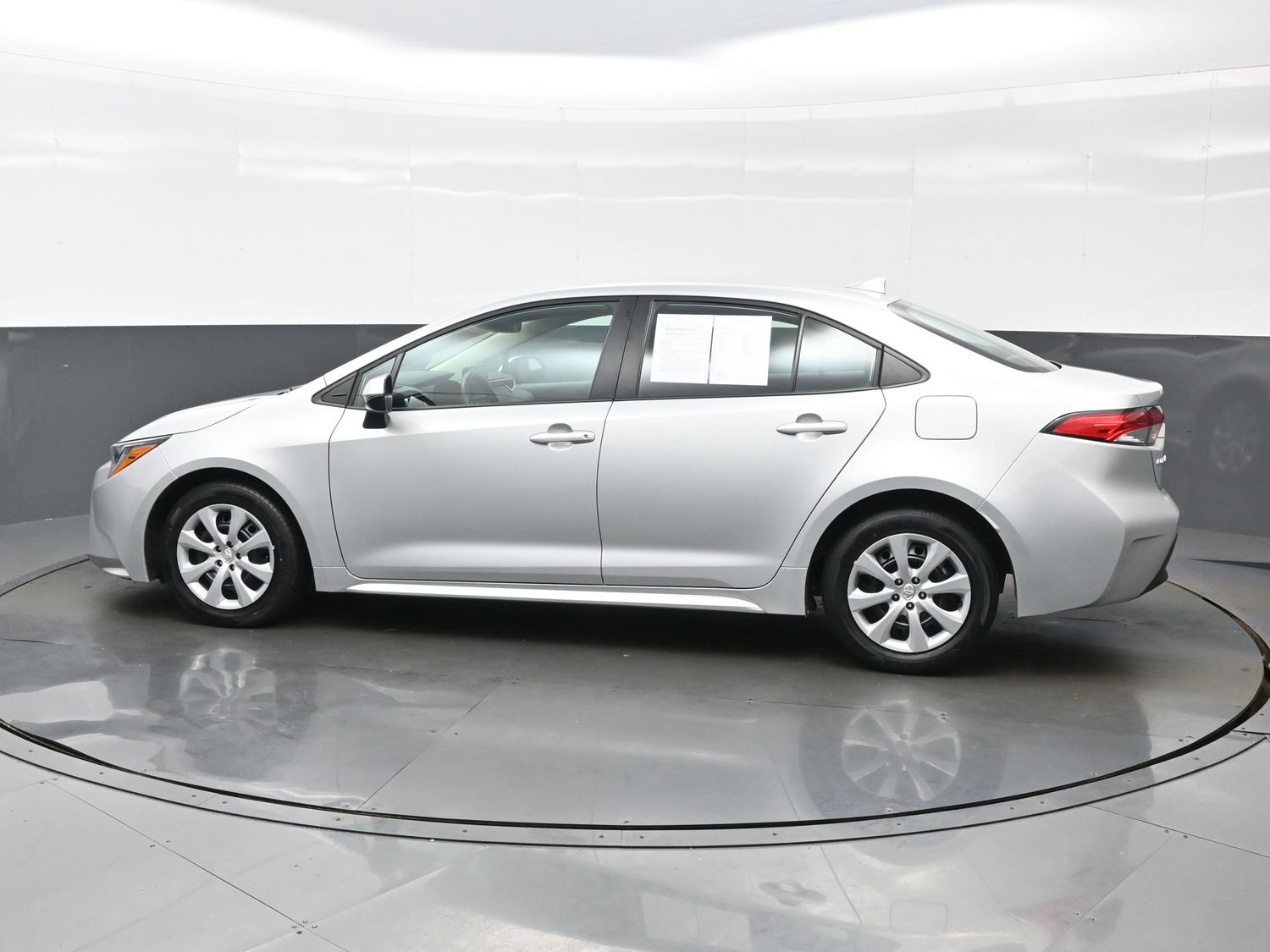 Used 2025 Toyota Corolla LE FWD image 3