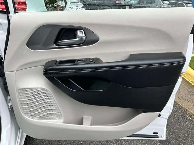 Used 2022 Chrysler Pacifica Touring-L AWD/4WD image 8