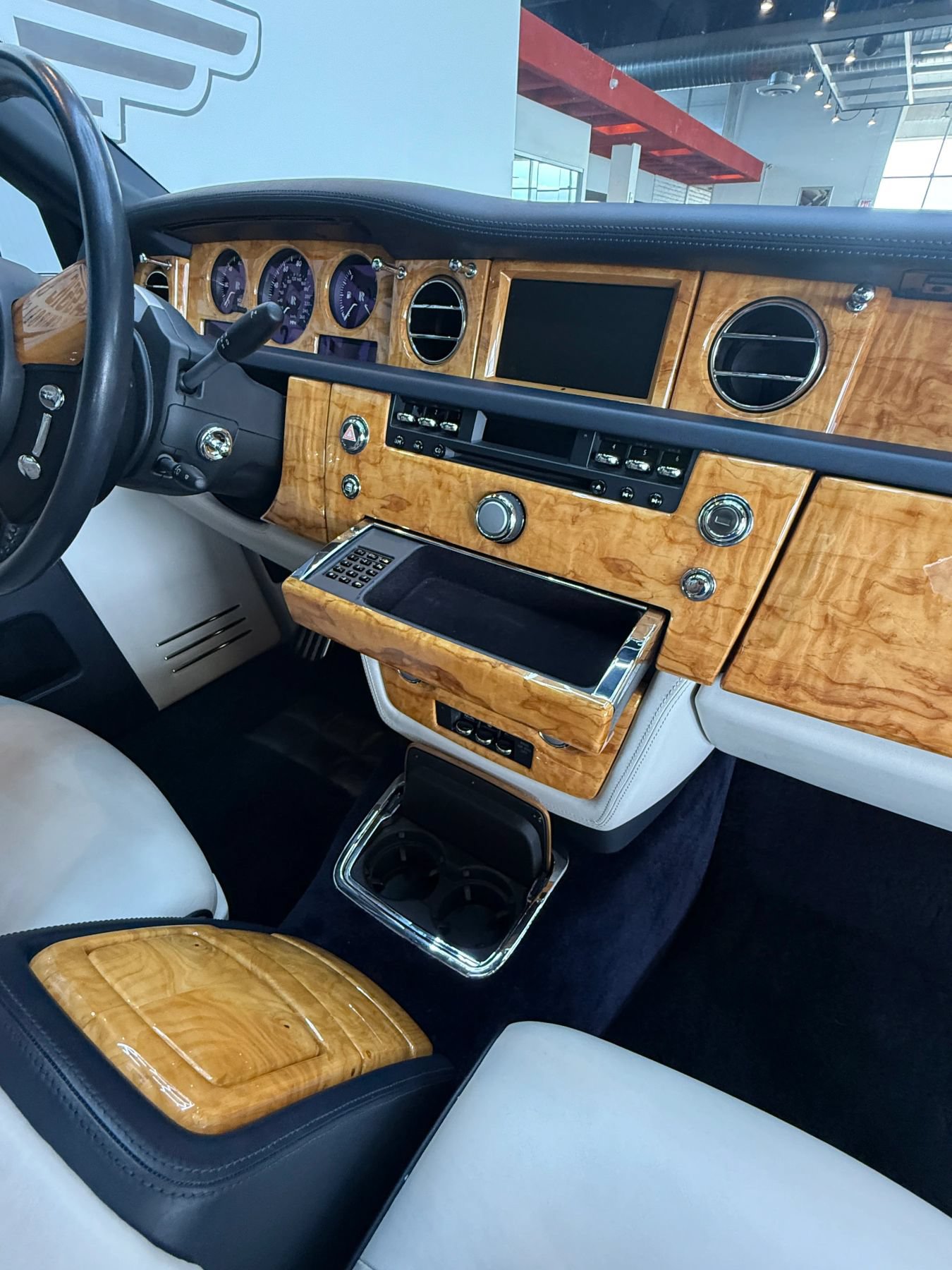 Used 2009 Rolls-Royce Phantom Sedan RWD image 23