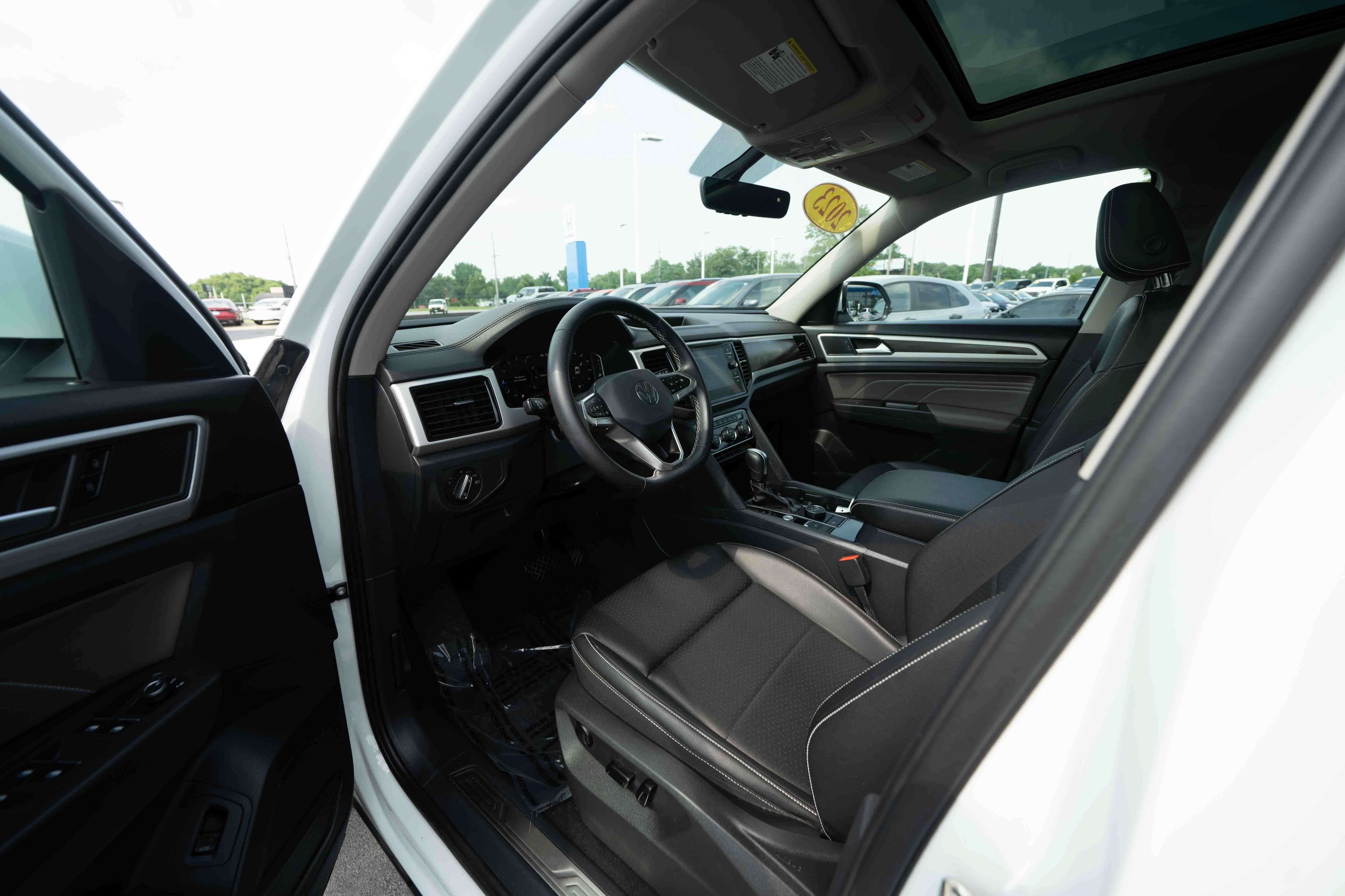 Used 2023 Volkswagen Atlas SE w/ Panoramic Sunroof Package AWD/4WD image 8