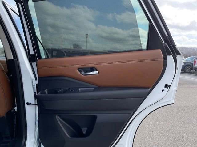 Used 2025 Nissan Pathfinder Platinum w/ Cargo Package image 38