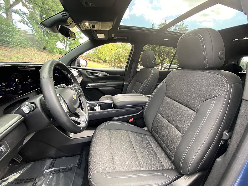 Used 2025 Chevrolet Traverse LT w/ Sun and Wheel Package FWD image 11