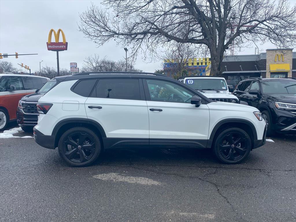 Used 2025 Volkswagen Taos SE image 2