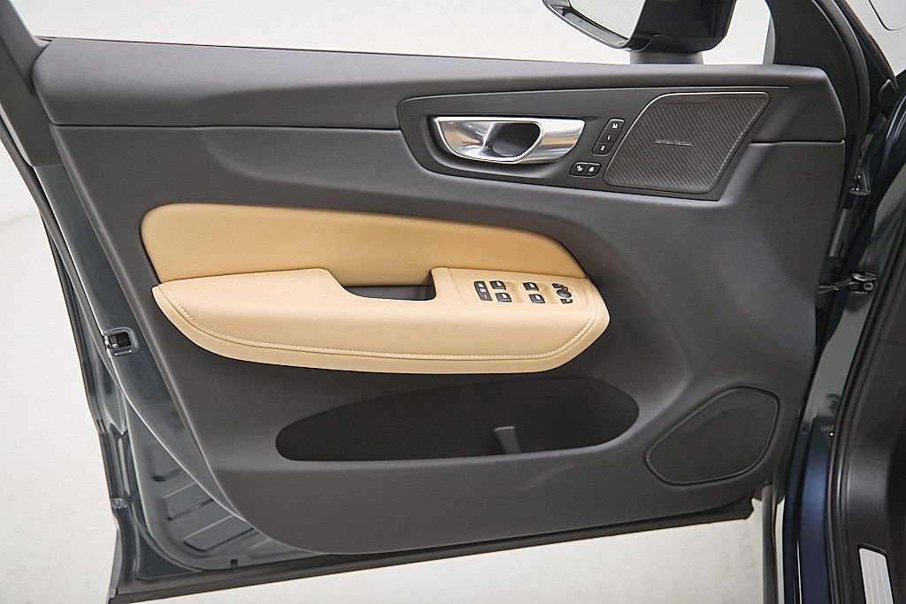 Certified 2025 Volvo XC60 B5 Ultra image 8