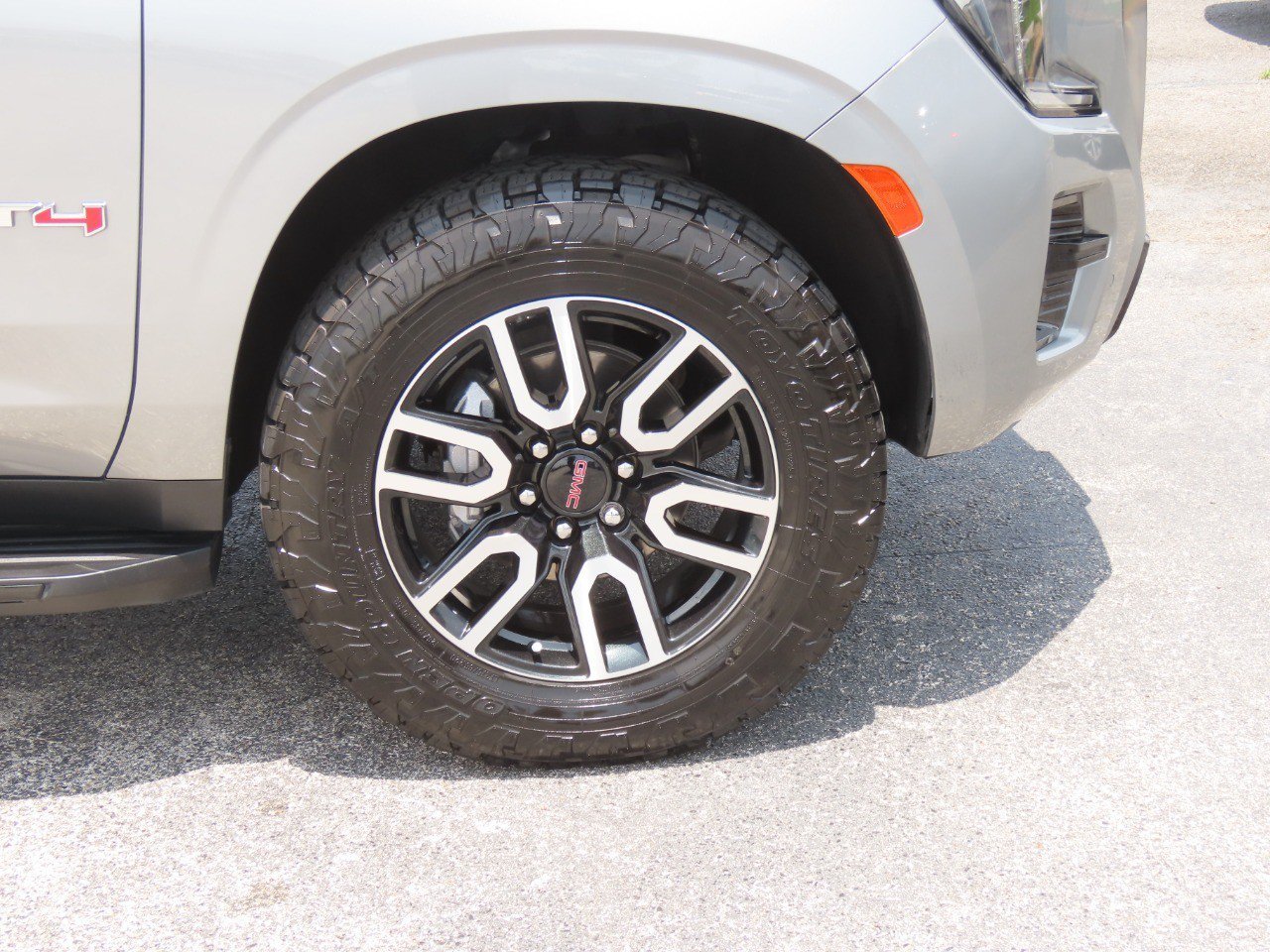 Used 2024 GMC Yukon AT4 w/ Technology Package AWD/4WD image 9