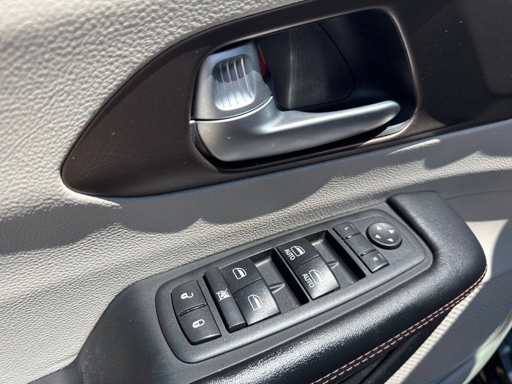 Used 2017 Chrysler Pacifica Touring FWD image 18