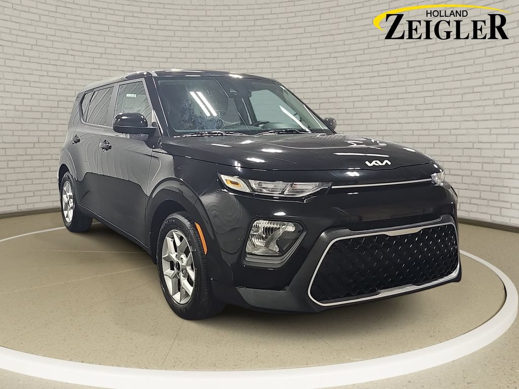 Used 2022 Kia Soul LX w/ Technology Package FWD image 3