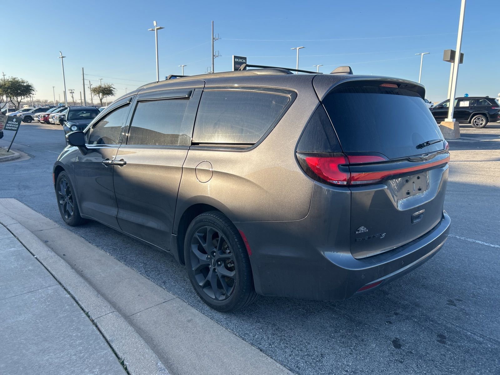 Used 2022 Chrysler Pacifica Touring-L w/ S Appearance Package image 8