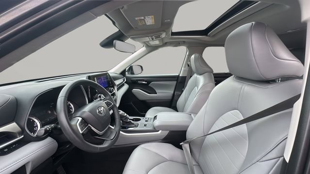 Used 2025 Toyota Highlander XLE FWD image 11
