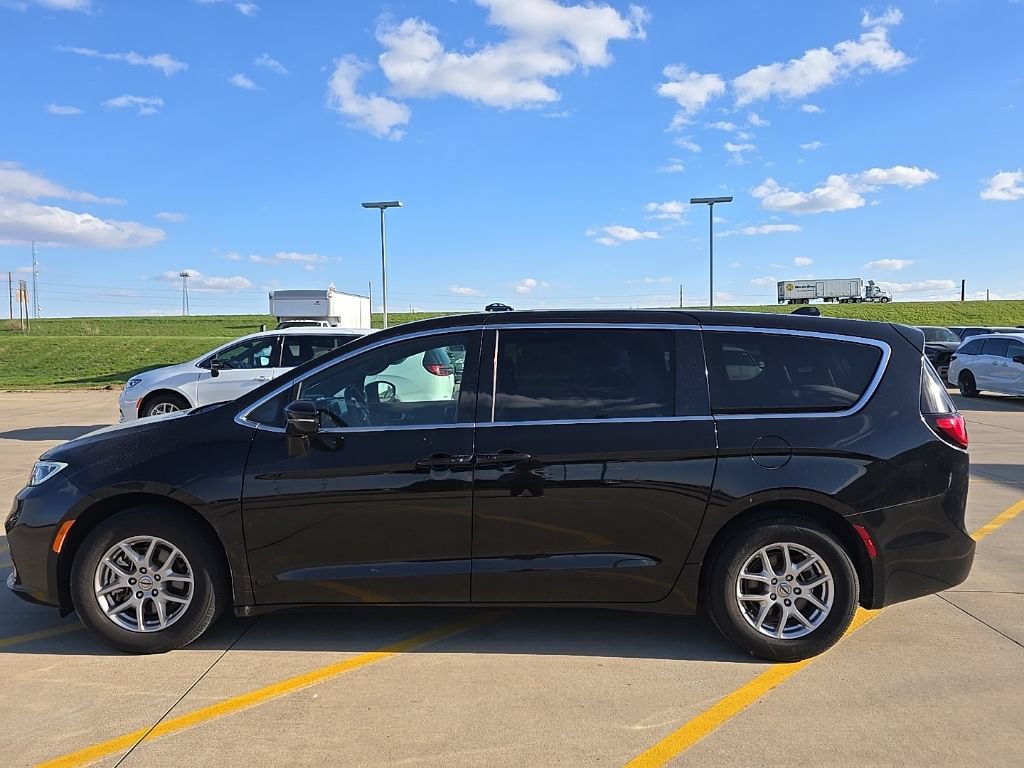 Used 2025 Chrysler Pacifica Select FWD image 8