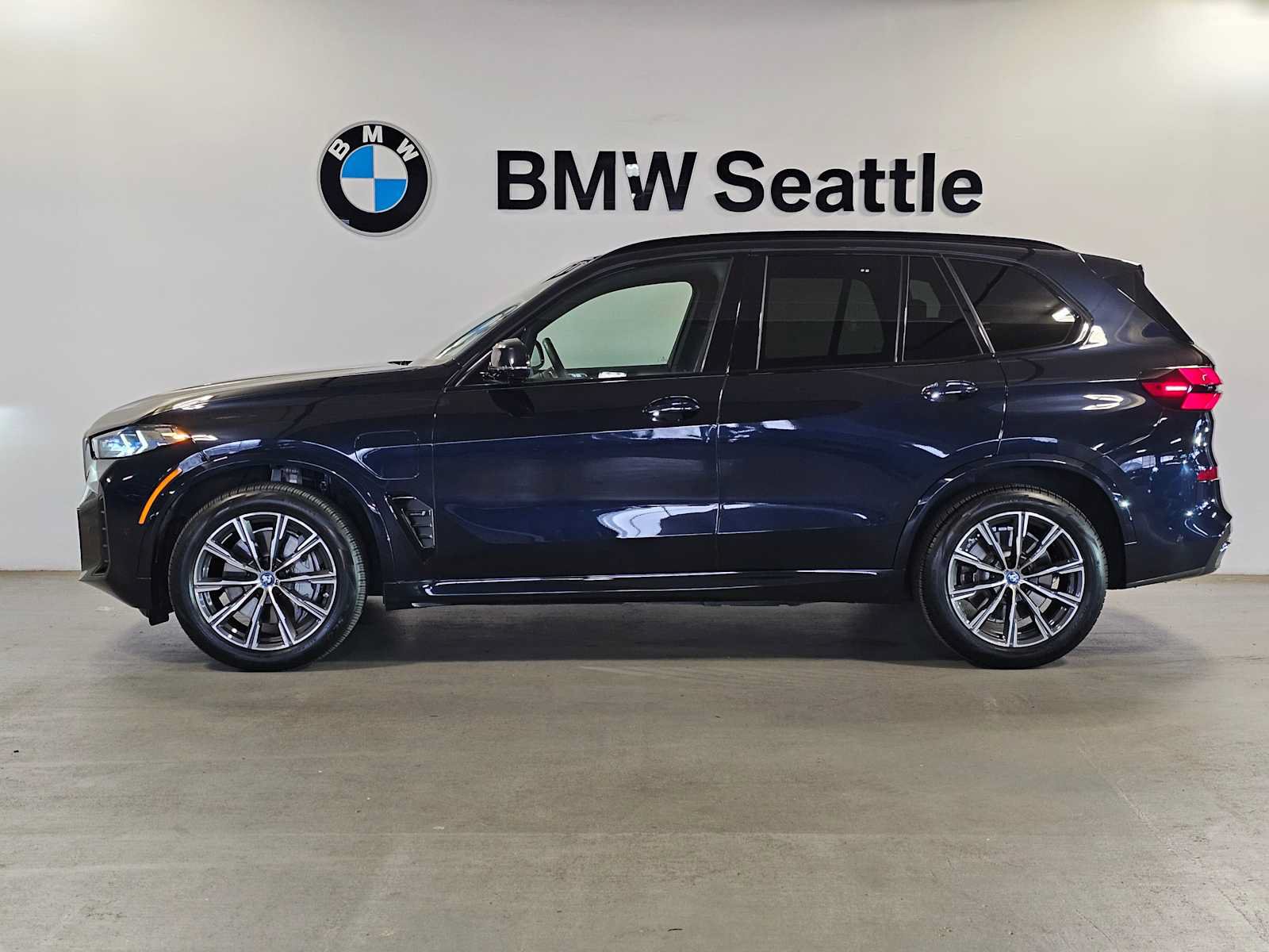 Used 2024 BMW X5 xDrive50e w/ M Sport Package AWD/4WD image 3