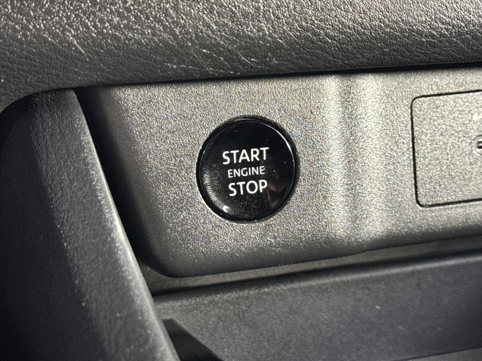 Used 2024 Nissan Rogue SV image 34
