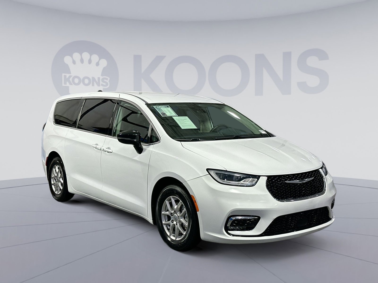 Used 2024 Chrysler Pacifica Touring-L image 10