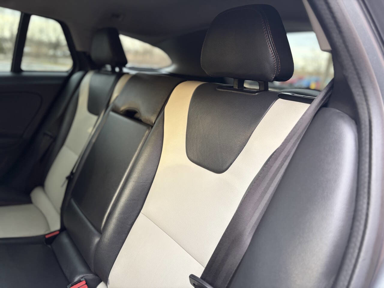 Used 2016 Volvo V60 T5 Cross Country Platinum w/ Climate Package image 17