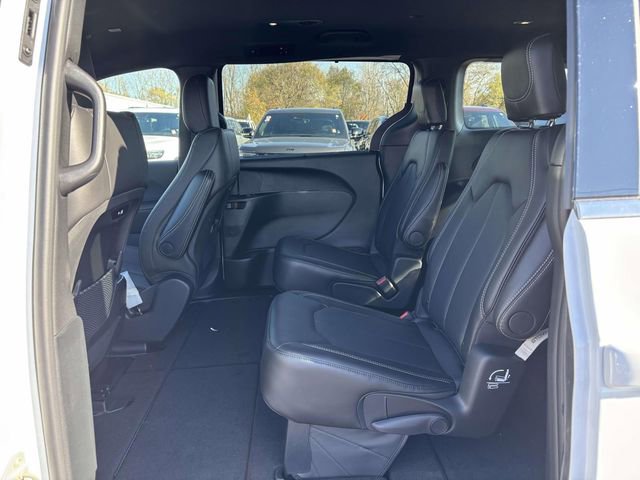 New 2026 Chrysler Pacifica Select image 5