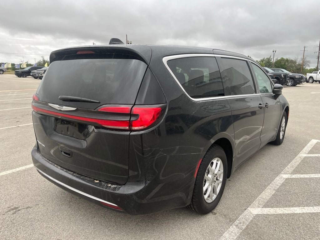 Used 2024 Chrysler Pacifica Touring-L FWD image 5