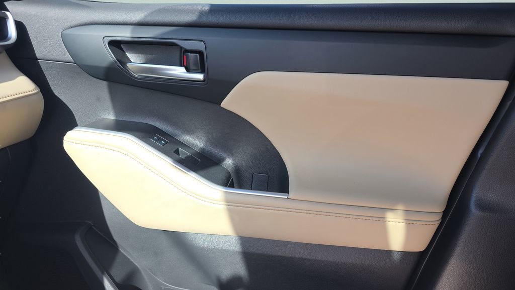 Used 2023 Toyota Highlander XLE image 21