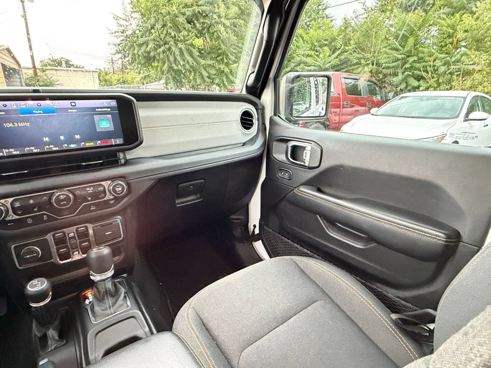 Used 2025 Jeep Wrangler Unlimited Sahara AWD/4WD image 35