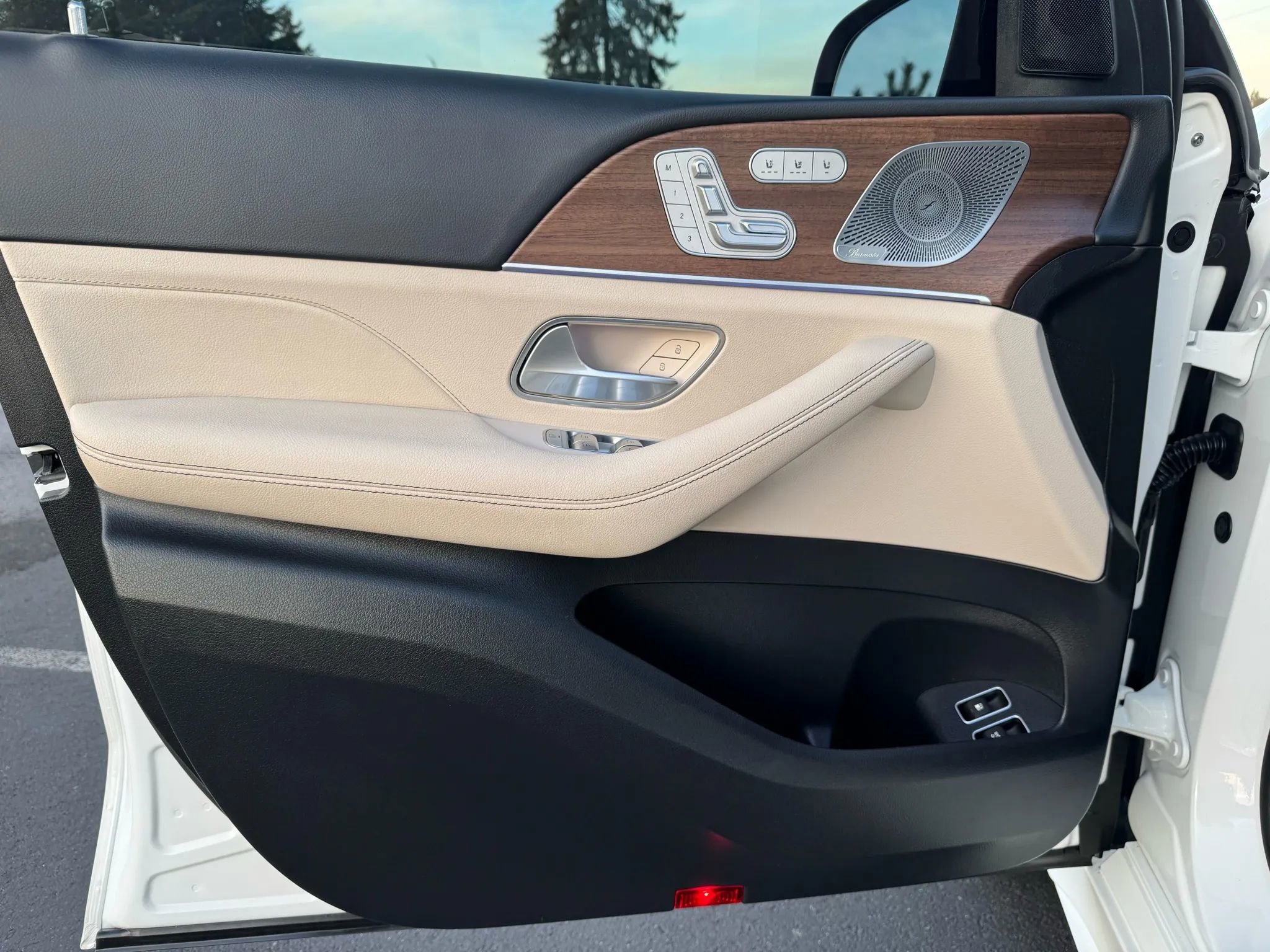 Used 2025 Mercedes-Benz GLE 450e 4MATIC w/ AMG Line Exterior image 42