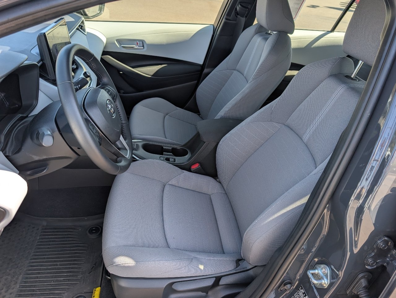 Used 2026 Toyota Corolla SE FWD image 2