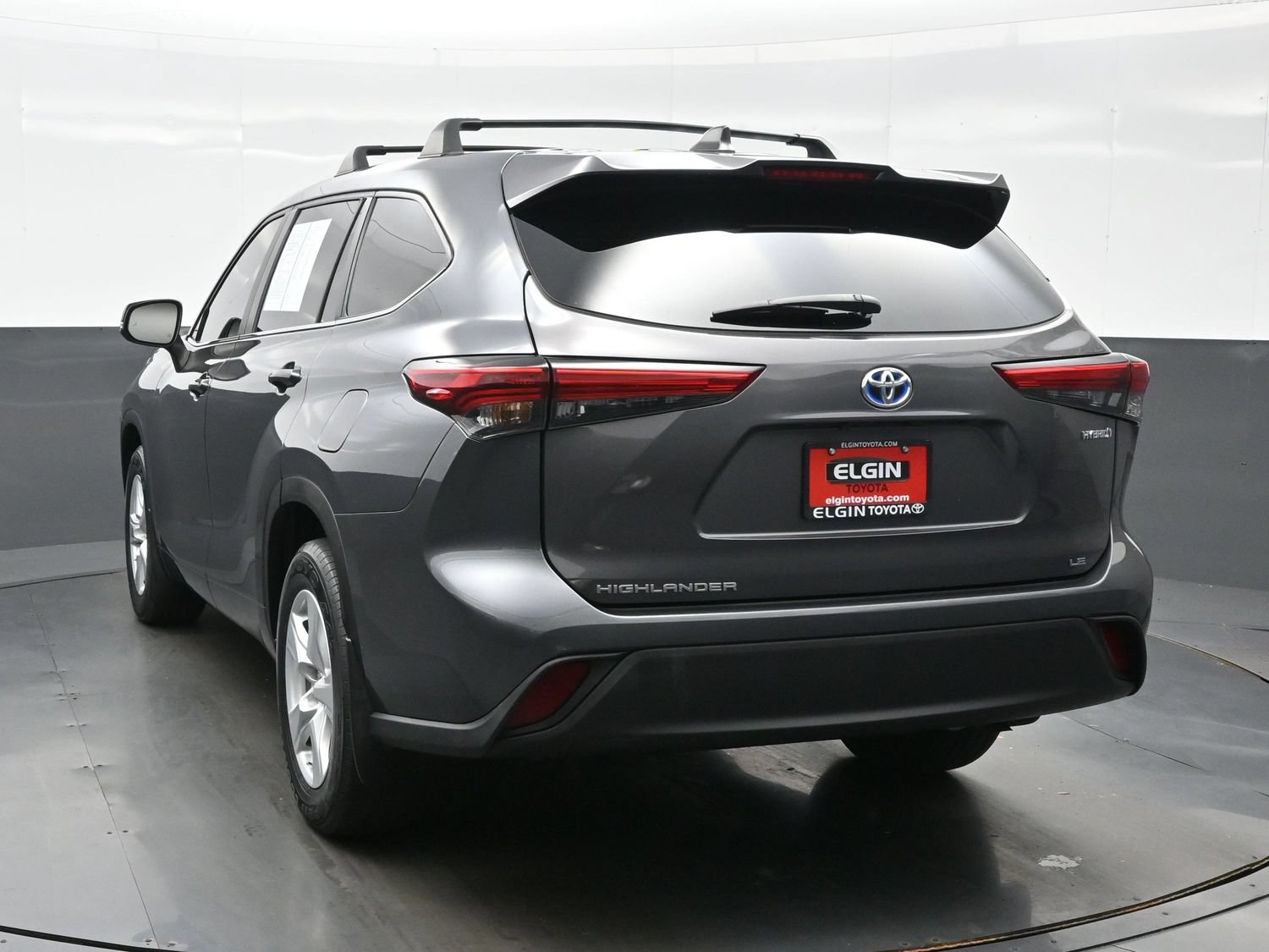 Used 2023 Toyota Highlander LE AWD/4WD image 4