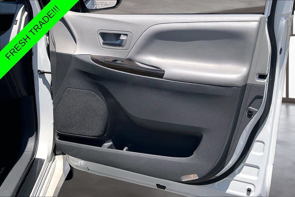 Used 2020 Toyota Sienna XLE Premium AWD/4WD image 28