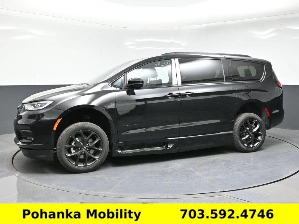 Used 2026 Chrysler Pacifica Select w/ S Appearance Package FWD image 12