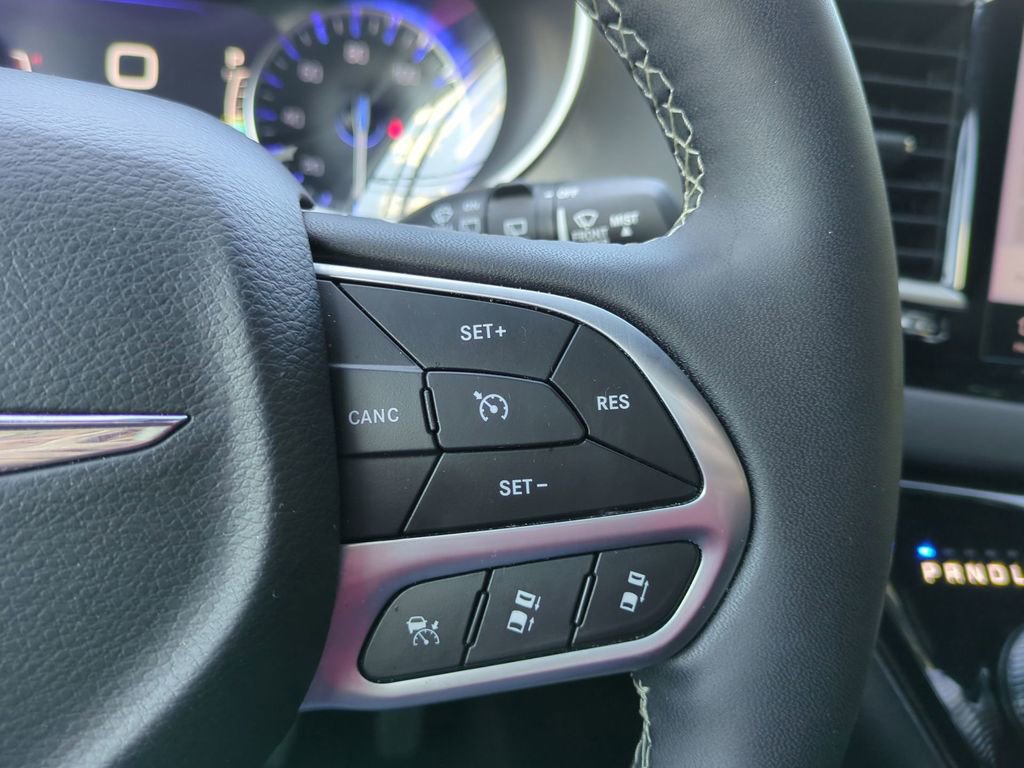 Used 2025 Chrysler Pacifica Select image 29