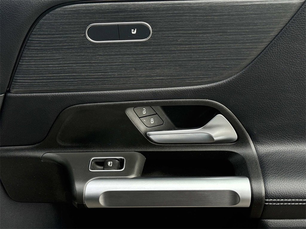 Used 2022 Mercedes-Benz GLB 250 image 28