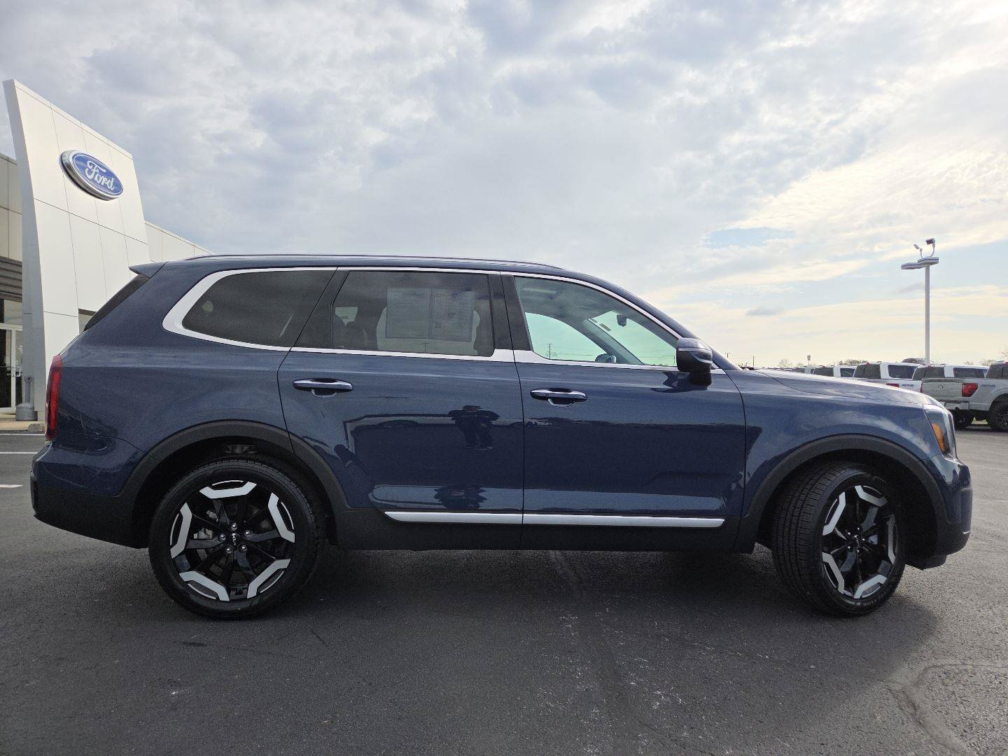 Used 2025 Kia Telluride S FWD image 19