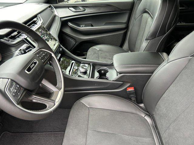 New 2025 Jeep Grand Cherokee L Laredo image 17